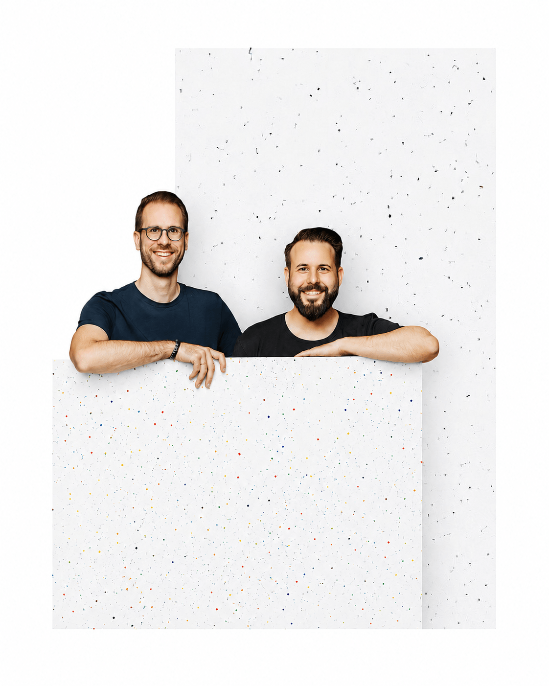 Zwei Gründer halten eine Platte aus recyceltem Kunststoff